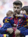 Gerard Piqué profite de ses fils Milan et Sasha, le 18 avril 2015 au Camp Nou