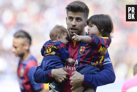 Gerard Piqué profite de ses fils Milan et Sasha, le 18 avril 2015 au Camp Nou