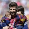 Gerard Piqué : papa gaga avec ses fils Sasha et Milan, le 18 avril 2015 au Camp Nou