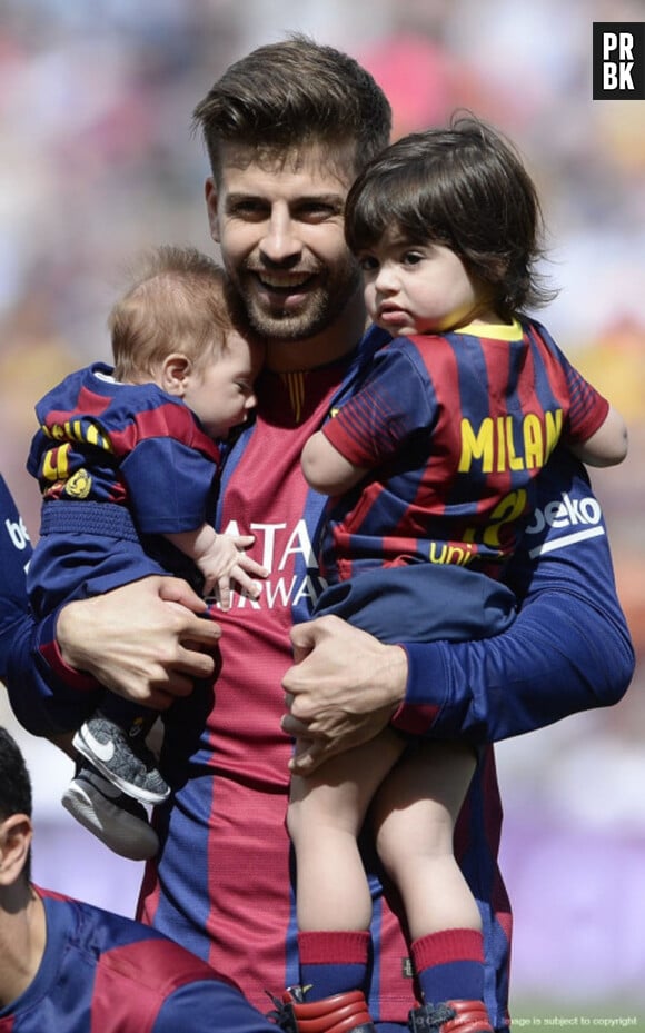 Gerard Piqué : papa gaga avec ses fils Sasha et Milan, le 18 avril 2015 au Camp Nou