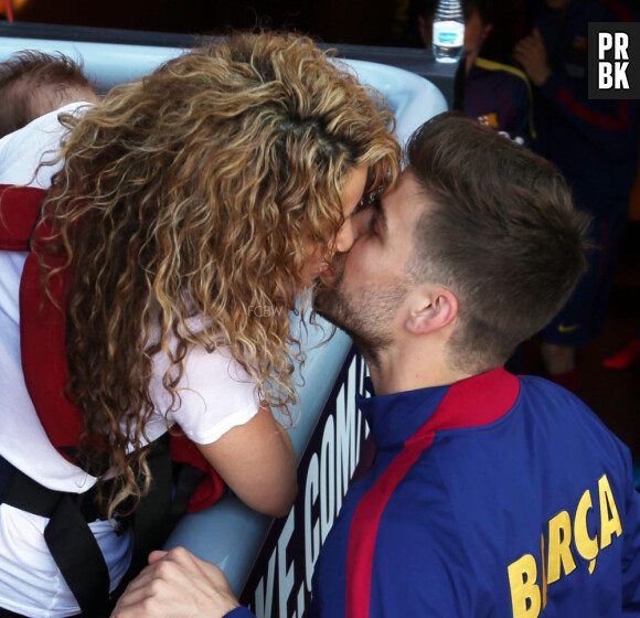 Shakira et Gerard Piqué : bisou après un match du FC Barcelone, le 18 avril 2015 au Camp Nou