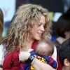 Shakira : maman souriante avec son fils Sasha, le 18 avril 2015 au Camp Nou