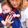 Shakira et Gerard Piqué : leur fils Sasha dans les bras de sa grand-mère, le 18 avril 2015 au Camp Nou