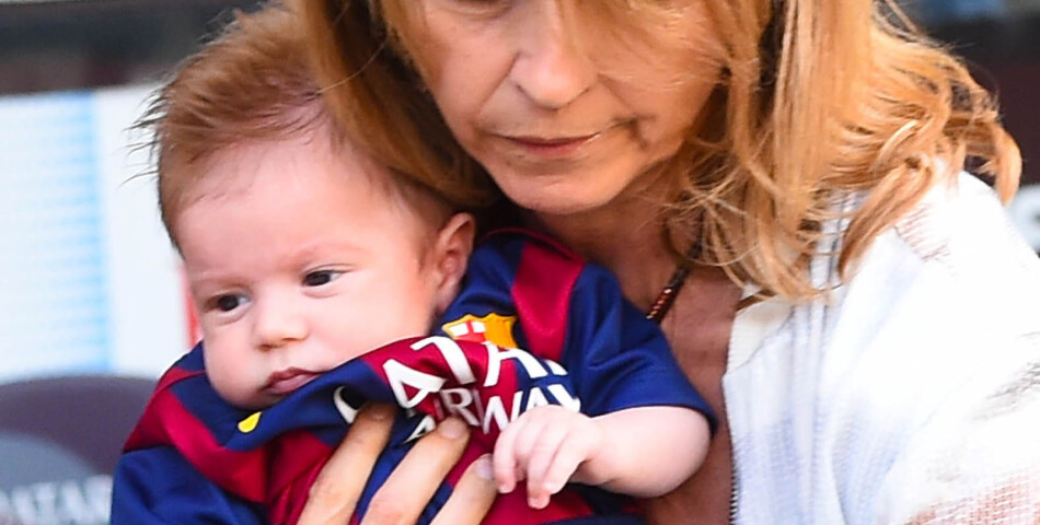 Shakira et Gerard Piqué : leur fils Sasha dans les bras de sa grand-mère, le 18 avril 2015 au Camp Nou