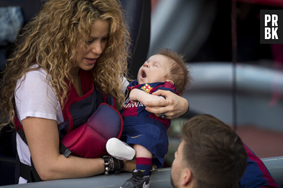 Shakira, Gerard Piqué et leur fils Sasha après un match du FC Barcelone, le 18 avril 2015 au Camp Nou