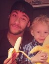  Neymar et son fils Davi Lucca : bananes &agrave; la main pour soutenir Dani Alves en avril 2014 