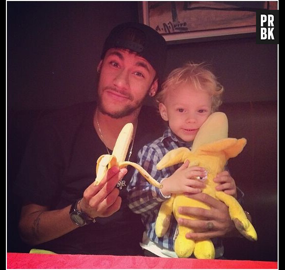 Neymar et son fils Davi Lucca : bananes à la main pour soutenir Dani Alves en avril 2014