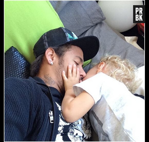 Neymar et son fils Davi Lucca : bisou sur Instagram en février 2014