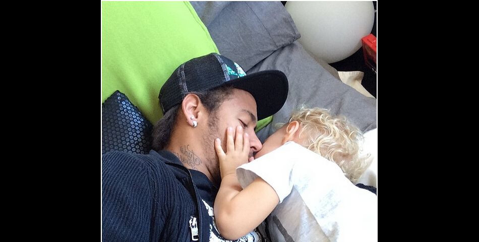 Neymar et son fils Davi Lucca : bisou sur Instagram en février 2014