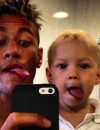 Neymar et son fils Davi Lucca : selfie langues pendues sur Instagram, en janvier 2013