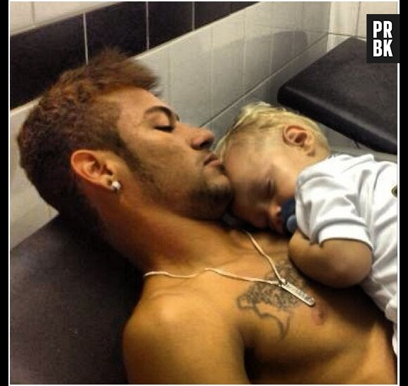 Neymar et son fils Davi Lucca : câlin et dodo sur Instagram en mars 2013