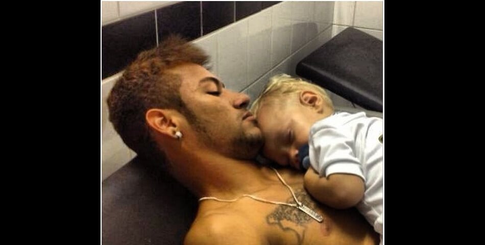 Neymar et son fils Davi Lucca : câlin et dodo sur Instagram en mars 2013