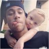 Neymar et son fils Davi Lucca tirent la langue sur Instagram en octobre 2013