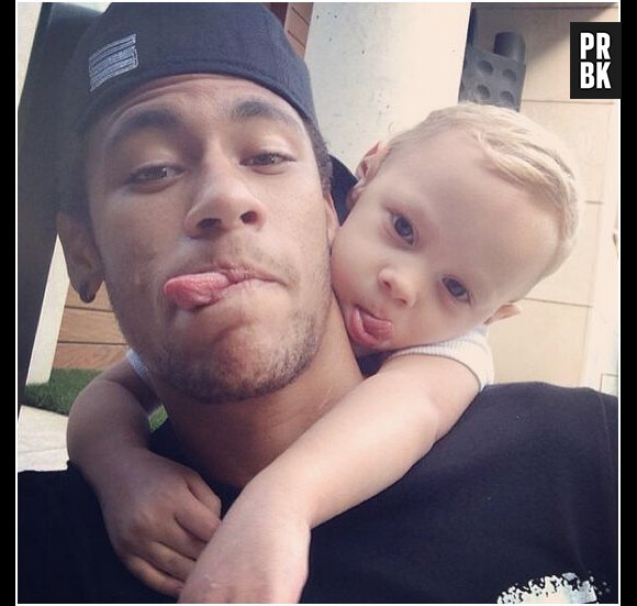 Neymar et son fils Davi Lucca tirent la langue sur Instagram en octobre 2013