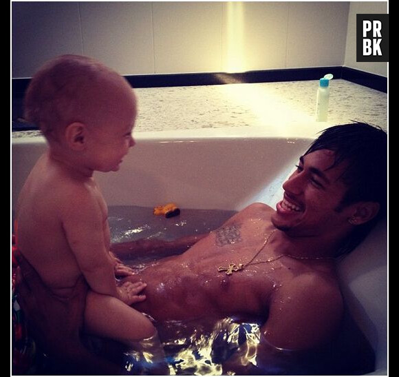 Neymar et son fils Davi Lucca : bain à deux sur Instagram en septembre 2012