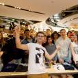 Cyprien Iov et ses fans lors de l'ouverture de sa boutique au Citadium Paris Caumartin à Paris le 27 avril 2015