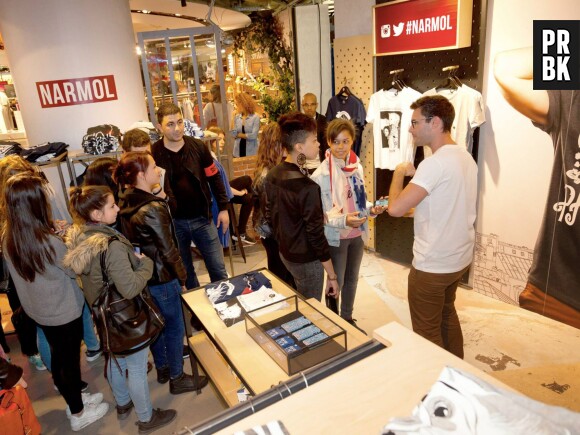 Cyprien Iov discute avec ses fans lors de l'ouverture de sa boutique au Citadium Paris Caumartin à Paris le 27 avril 2015