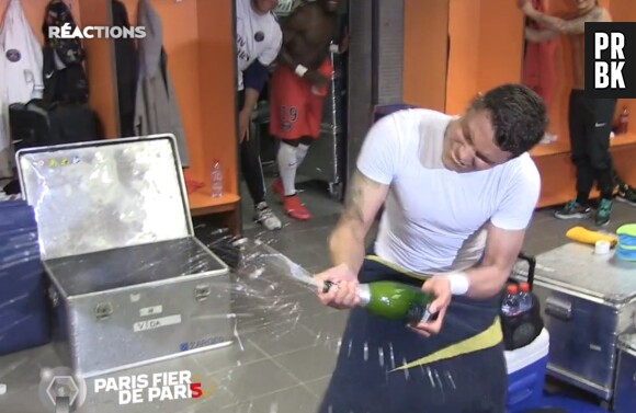 PSG : Thiago Silva joue avec le champagne dans les vestiaires