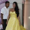 Ayem Nour radieuse en robe jaune avant de monter les marches du Festival de Cannes, le 18 mai 2015