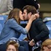 Laury Thilleman embrasse son petit ami Nicolas Tesic lors de la finale de Coupe de France au Stade de France, le 30 mai 2015