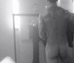 Adam Levine nu dans le clip 'This Summer's Gonna Hurt Like A Motherfucker' de Maroon 5
