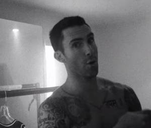 Adam Levine s'affiche torse nu dans le clip 'This Summer's Gonna Hurt Like A Motherfucker' de Maroon 5
