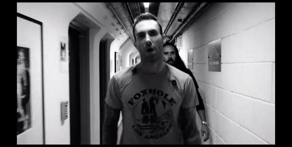  Adam Levine dans le nouveau clip &#039;This Summer&#039;s Gonna Hurt Like A Motherfucker&#039; de Maroon 5 