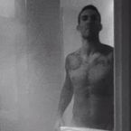 Adam Levine torse nu et fesses à l'air dans le nouveau clip de Maroon 5, déjà la polémique