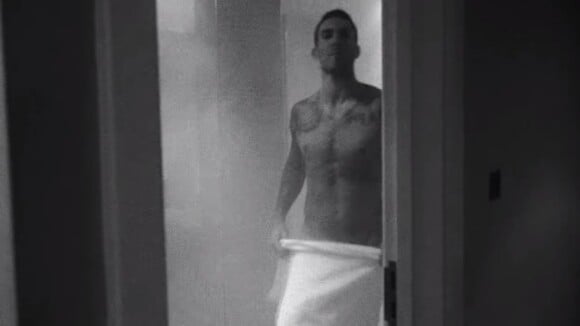Adam Levine torse nu et fesses à l'air dans le nouveau clip de Maroon 5, déjà la polémique
