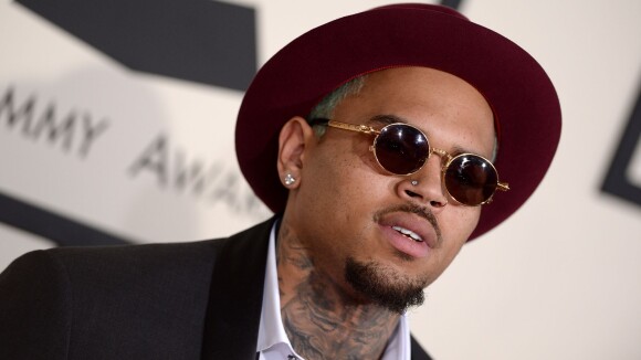 Chris Brown : fumette et insultes dans un avion ? Le chanteur réagit