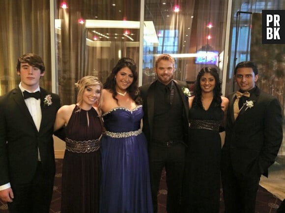 Kellan Lutz prend la pose avec Brianna et ses amis avant leur bal de promo en juin 2015