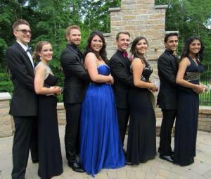 Kellan Lutz prend la pose avec Brianna et ses amis avant leur bal de promo en juin 2015