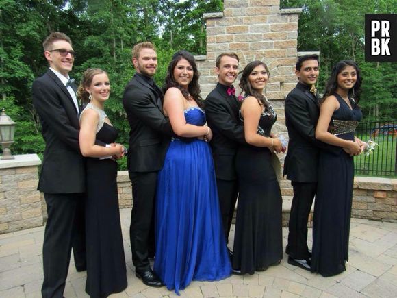 Kellan Lutz prend la pose avec Brianna et ses amis avant leur bal de promo en juin 2015