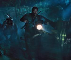 Jurassic World : Chris Pratt et "ses" raptors sur une image extraite du film