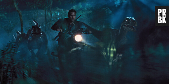 Jurassic World : Chris Pratt et "ses" raptors sur une image extraite du film