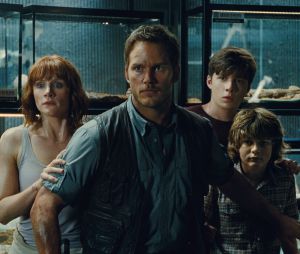 Jurassic World : Chris Pratt et Bryce Dallas Howard sur une image extraite du film