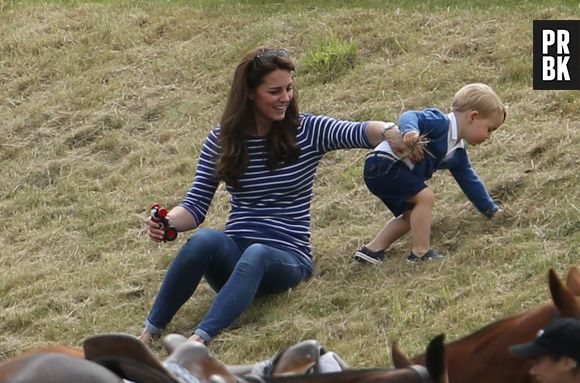 Kate Middleton et le Prince George pendant un match de polo de charité, le 14 juin 2015