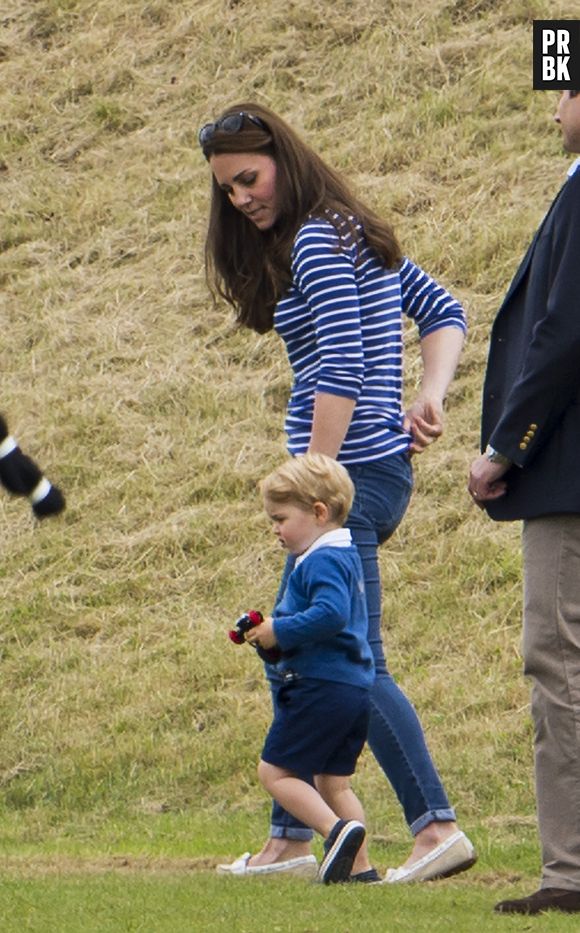 Kate Middleton et le Prince George pendant un match de polo de charité, le 14 juin 2015
