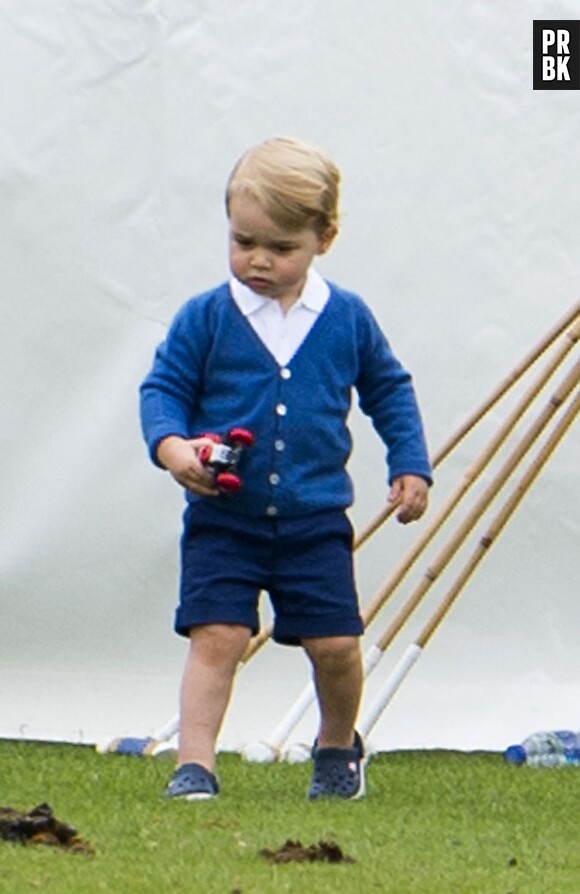Prince George s'amuse pendant un match de polo de charité, le 14 juin 2015