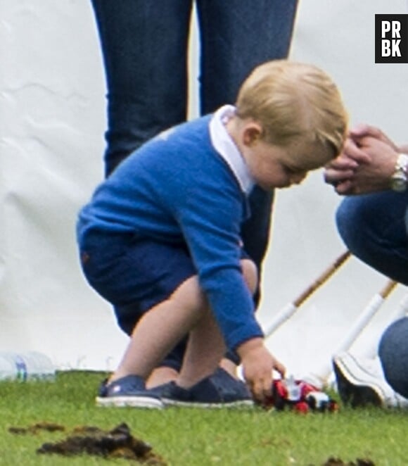 Prince George et sa petite voiture pendant un match de polo de charité, le 14 juin 2015