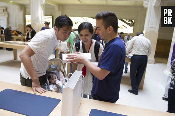 Des clients découvrent leur nouvelle Apple Watch à l'Apple Store Opéra, le 17 juin 2015