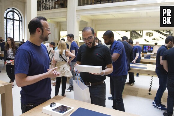 Des clients découvrent leur nouvelle Apple Watch à l'Apple Store Opéra, le 17 juin 2015