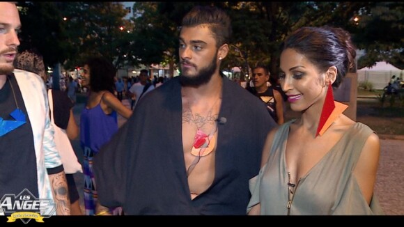 Thibault (Les Anges 7) "nu" : "On dirait une grenouille qui défile"