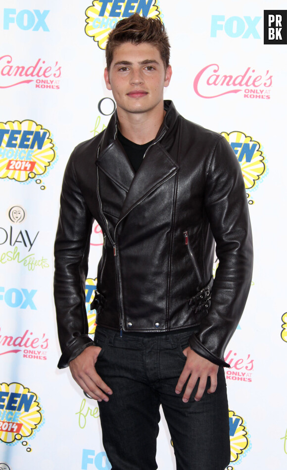 Gregg Sulkin : le chéri sexy de Bella Thorne aux Teen Choice Awards 2014