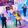Laetitia Milot : danse sensuelle et un presque fail de culotte dans Les douze coups de soleil sur TF1