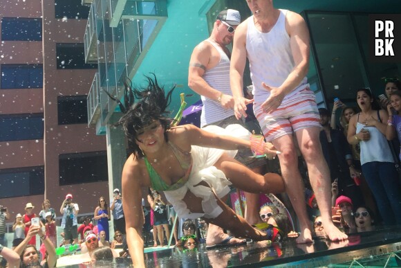 Demi Lovato chute lors d'une fête autour d'une piscine le 5 juillet 2015 à Los Angeles