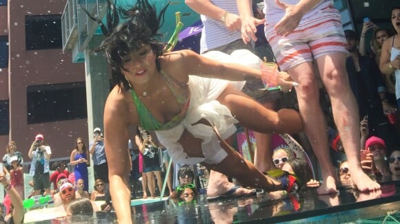 Demi Lovato : grosse chute au bord d'une piscine, elle s'en amuse sur Twitter