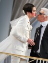  Kendall Jenner embrasse Karl Lagerfeld lors du d&eacute;fil&eacute; Chanel Automne-Hiver, le 7 juillet 2015 &agrave; Paris 