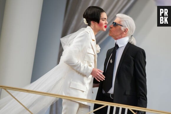 Kendall Jenner embrasse Karl Lagerfeld lors du défilé Chanel Automne-Hiver, le 7 juillet 2015 à Paris