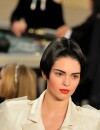  Kendall Jenner : la mannequin habill&eacute;e d'une tenue de Karl Lagerfeld lors du d&eacute;fil&eacute; Chanel Automne-Hiver, le 7 juillet 2015 &agrave; Paris 